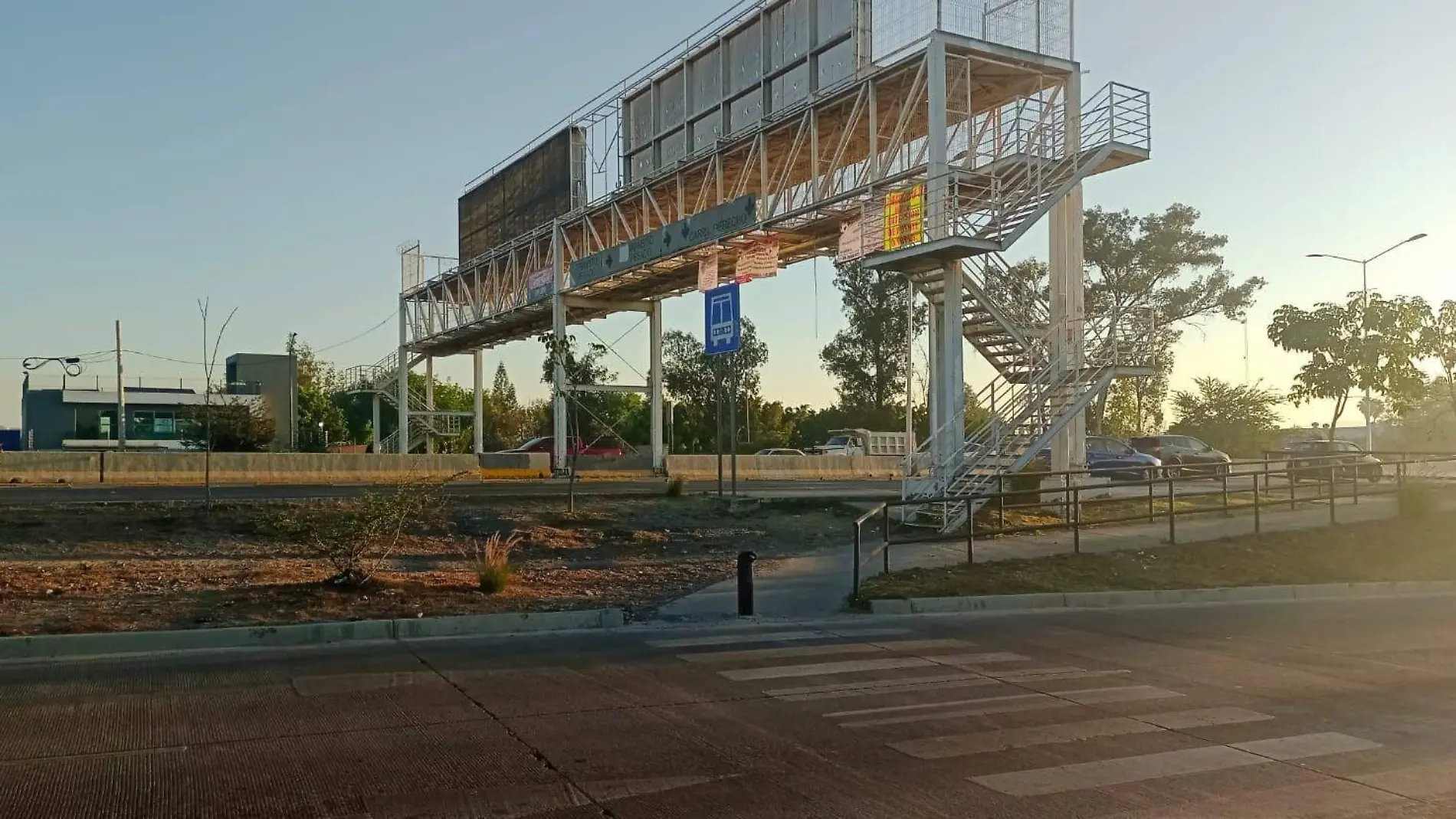 Puente Peatonal encabezado